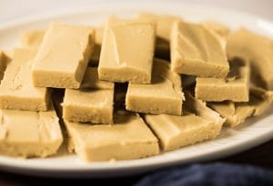Carrés de sucre à la crème maison dans une assiette blanche.