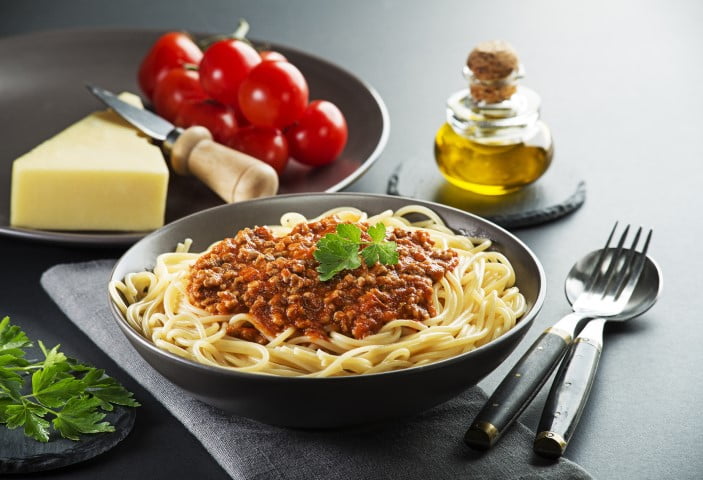 Sauce bolognaise maison servie sur spaghetti cuit al dente