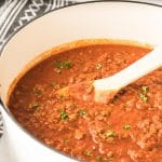 Sauce bolognaise maison servie sur spaghetti cuit al dente
