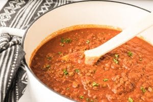 Sauce bolognaise maison servie sur spaghetti cuit al dente