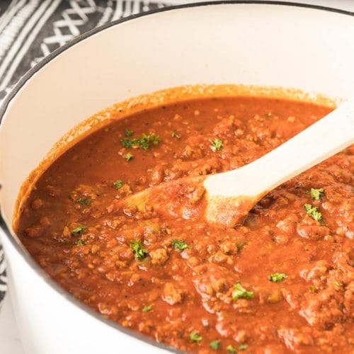 Sauce bolognaise maison servie sur spaghetti cuit al dente