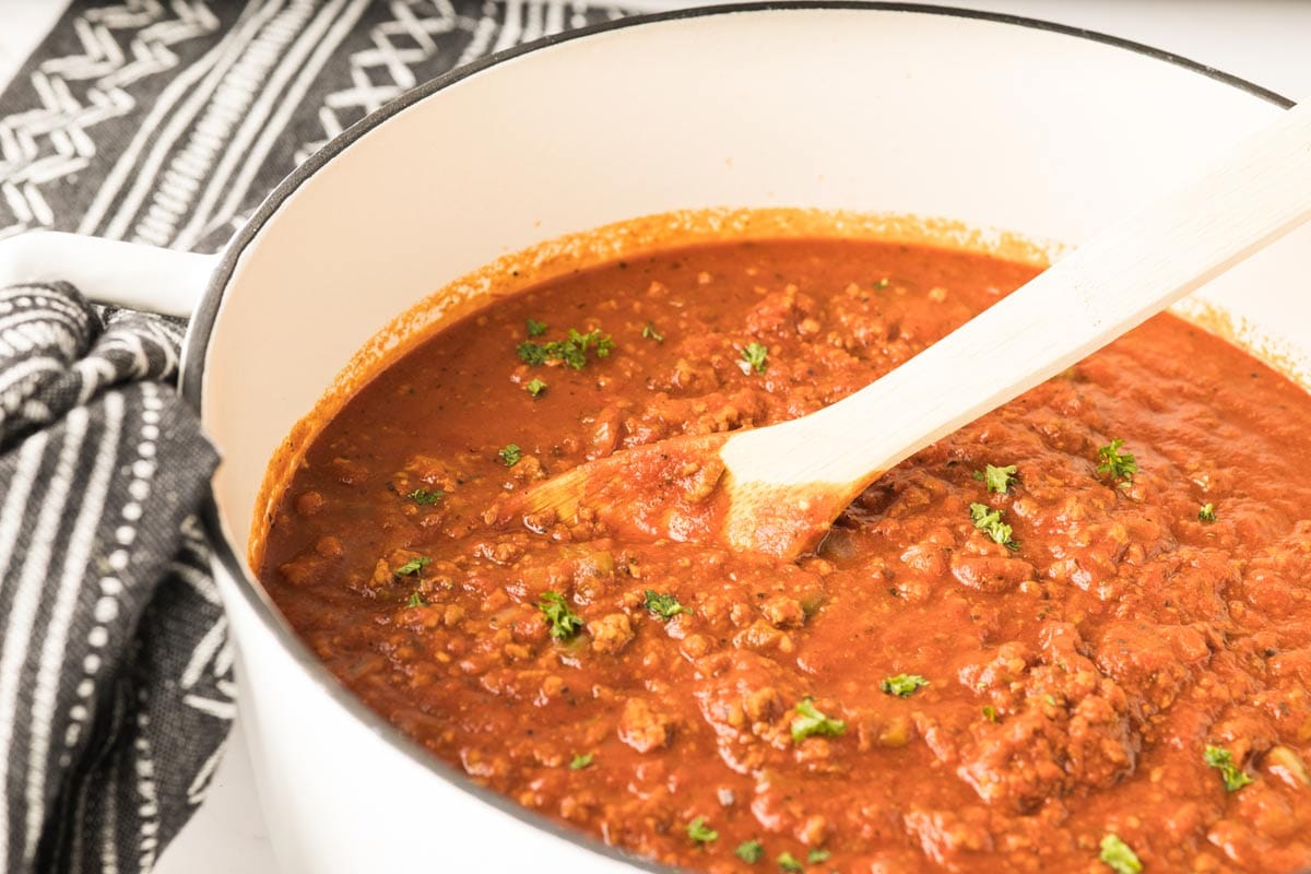 Sauce bolognaise maison servie sur spaghetti cuit al dente