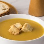 Crème de légumes maison facile dans un bol blanc avec des croûtons