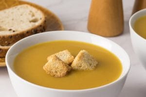 Crème de légumes maison facile dans un bol blanc avec des croûtons