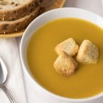 Soupe crème de légumes maison avec croûtons et accompagnée de pain