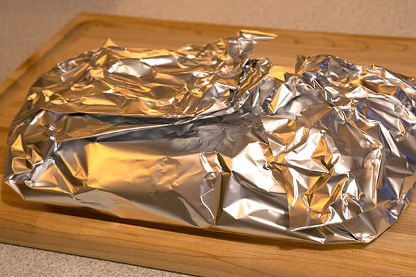 viande qui repose après la cuisson dans du papier d'aluminium