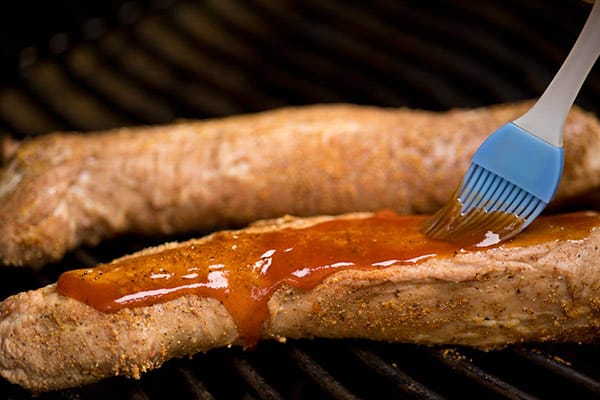 badigonne la viande avec la sauce BBQ