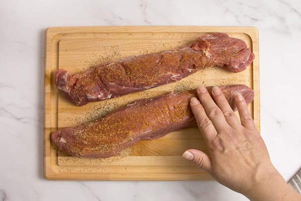frotte le mélange de rub sur les filets de porc avec les doigts