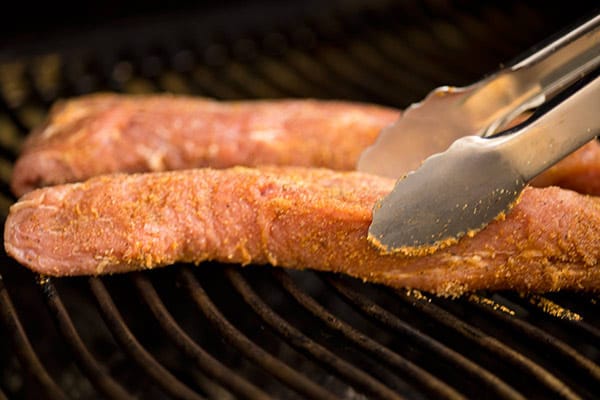 cuisson des filets de porc sur la grille du barbecue