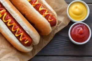 Deux hot-dogs cuits à la friteuse à air garni de ketchup et de moutarde