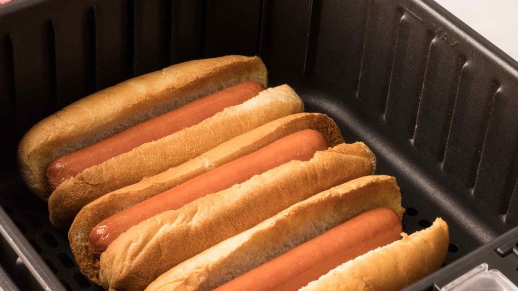 Hot-dogs après cuisson dans le panier de la friteuse à air
