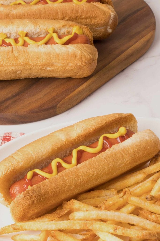 Hot-dogs cuits à l'air fryer avec frites