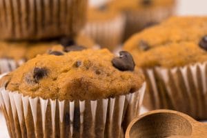 Muffins très moelleux fraîchement sortis du four avec pépites de chocolat sur le dessus