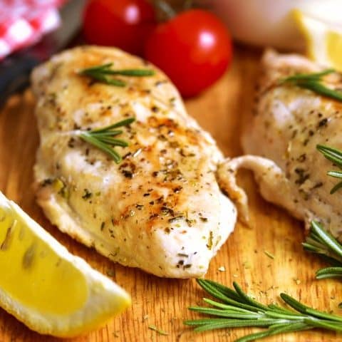 Poitrine de poulet marinée avec une marinade grecque cuite et dorée