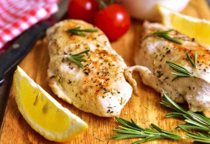 Poitrine de poulet marinée avec une marinade grecque cuite et dorée