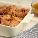 Morceaux de jambon à l'érable et sa sauce dans un plat de service blanc