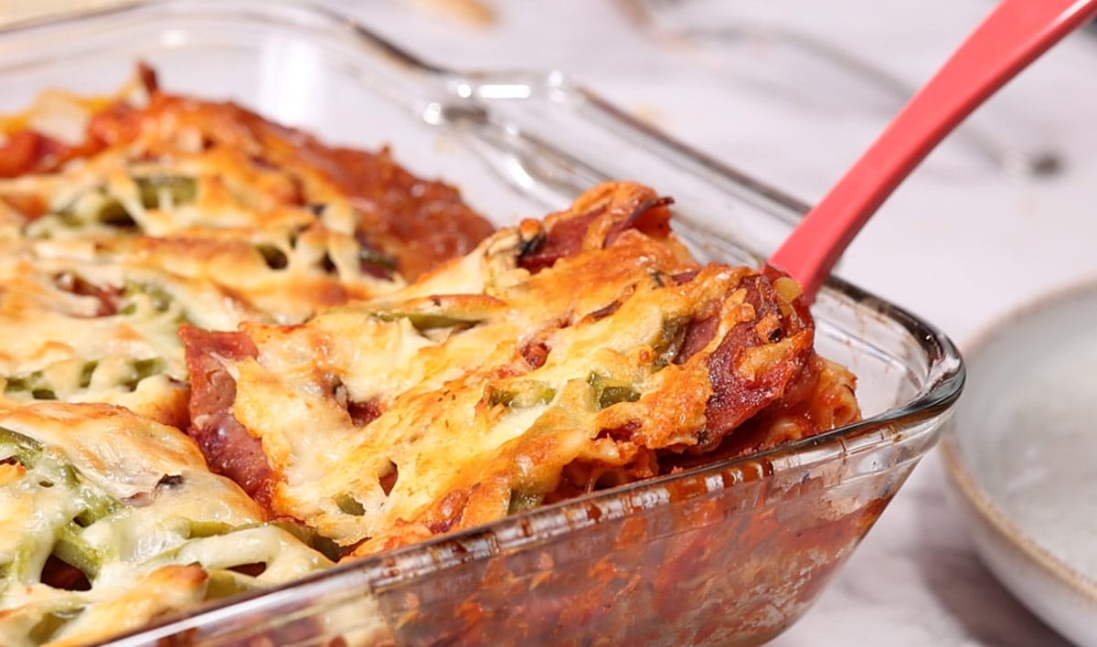 Lasagne à la pizza fraîchement sortie du four