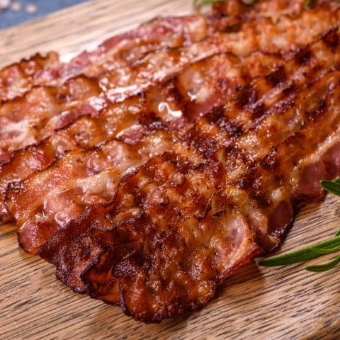 Tranches de bacon cuites à la friteuse à air