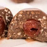 Chocolat Cherry Blossom maison sur une assiette blanche