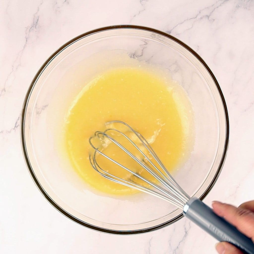 Battre l'oeuf au fouet et ajouter les ingrédients liquides