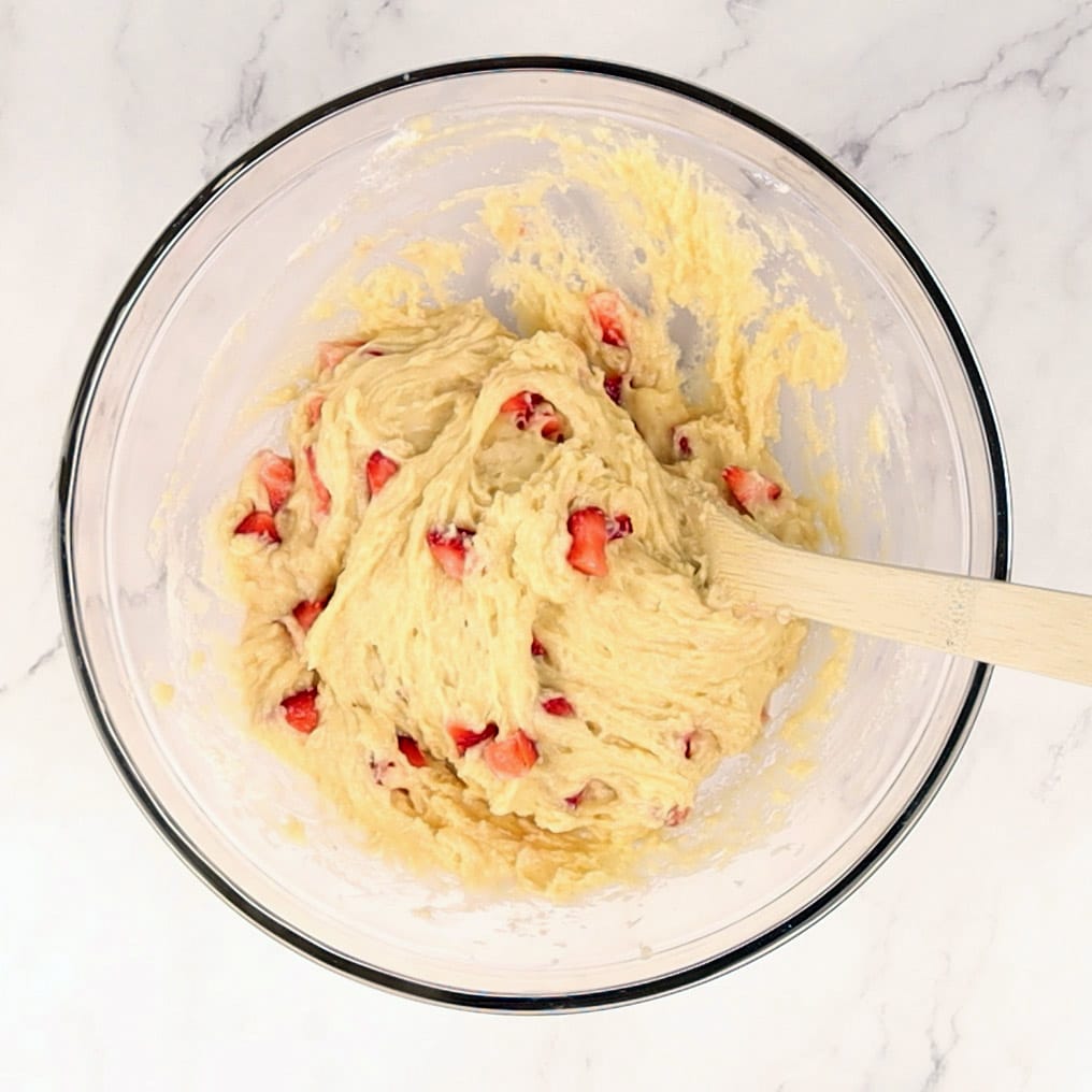 Mélange de pâte à muffins aux fraises avec les morceaux de fraises intégrés