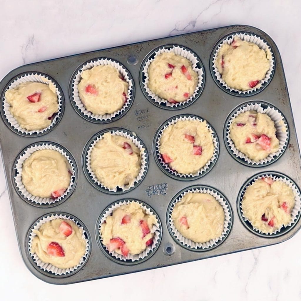 Verser la pâte à muffins dans le moule