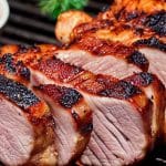 Filet de porc sur le barbecue avec son rub et cuit avec une sauce bbq