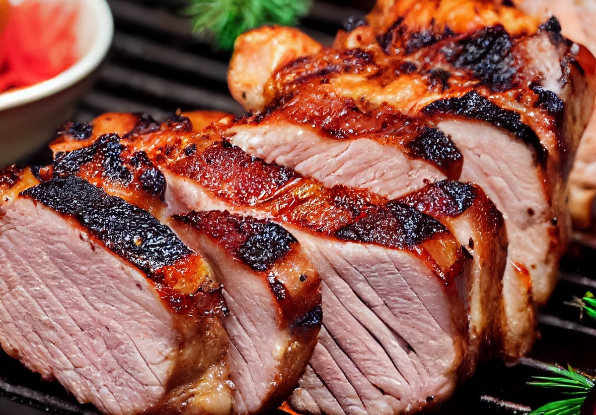 Filet de porc sur le barbecue avec son rub et cuit avec une sauce bbq