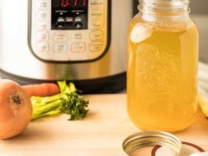 Bouillon de poulet fait à l'Instant Pot dans un pot mason