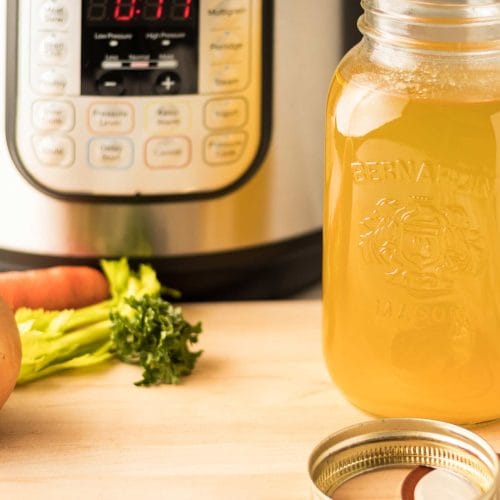 Bouillon de poulet fait à l'Instant Pot dans un pot mason