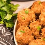 Boulettes porc-épic dans une sauce tomatée fait au Instant Pot servies dans une assiette blanche et accompagnées de tranches de pain