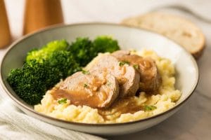Filet de porc et sa sauce à l'oignon fait à l'autocuiseur Instant Pot servi avec une purée de pomme de terre