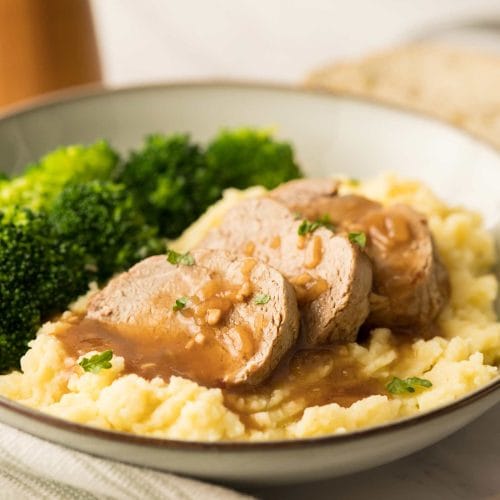 Filet de porc et sa sauce à l'oignon fait à l'autocuiseur Instant Pot servi avec une purée de pomme de terre