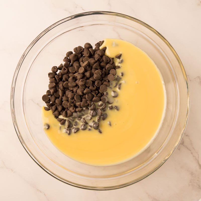 Pépites de chocolat et lait Eagle Brand dans un bol avant de faire fondre le chocolat au micro-ondes