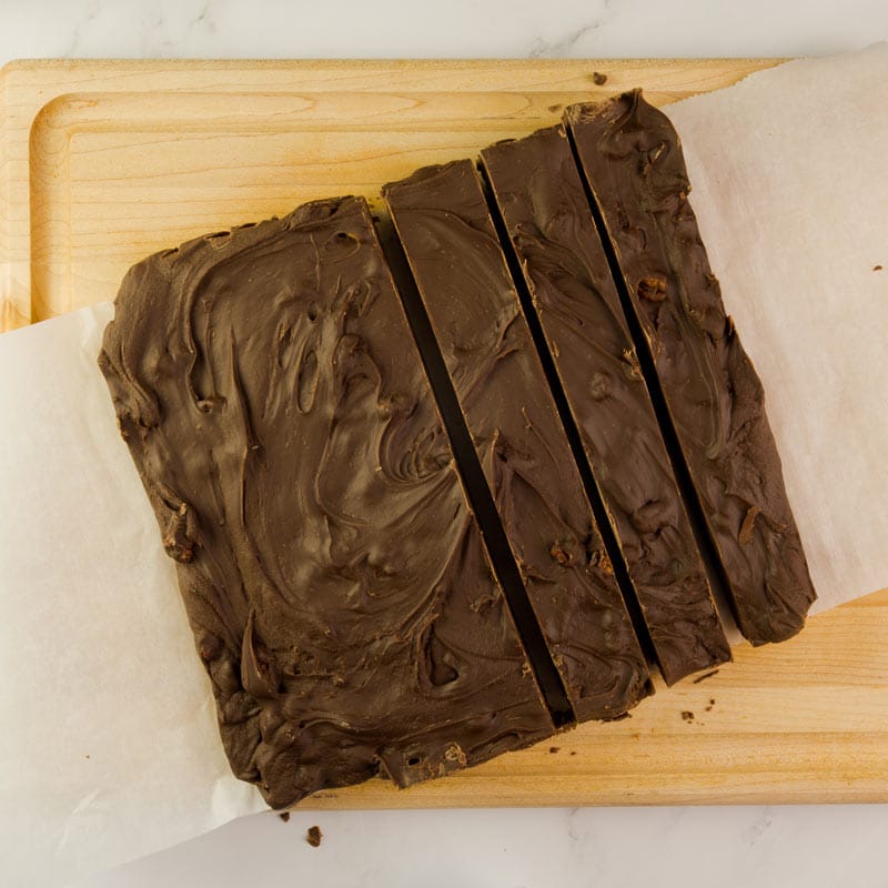 Le fudge durci après la réfrigération et la découpe en carrés