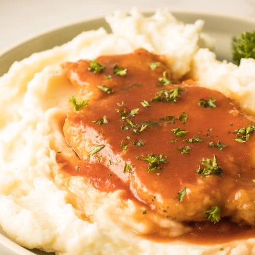 Côtelettes de porc au four servi avec pommes de terres rôties et laitue