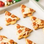 Mini-pizzas en forme de sapin de Noël sur une plaque avec des décorations de Noël