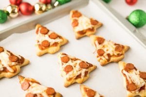 Mini-pizzas en forme de sapin de Noël sur une plaque avec des décorations de Noël