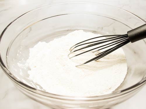 Mélange des ingrédients secs du pain aux bananes avec un fouet