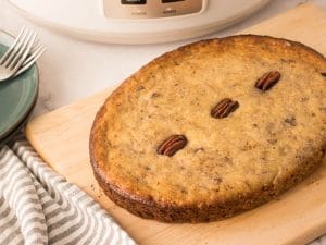 Pain aux bananes très moelleux qui a cuit lentement à la mijoteuse.
