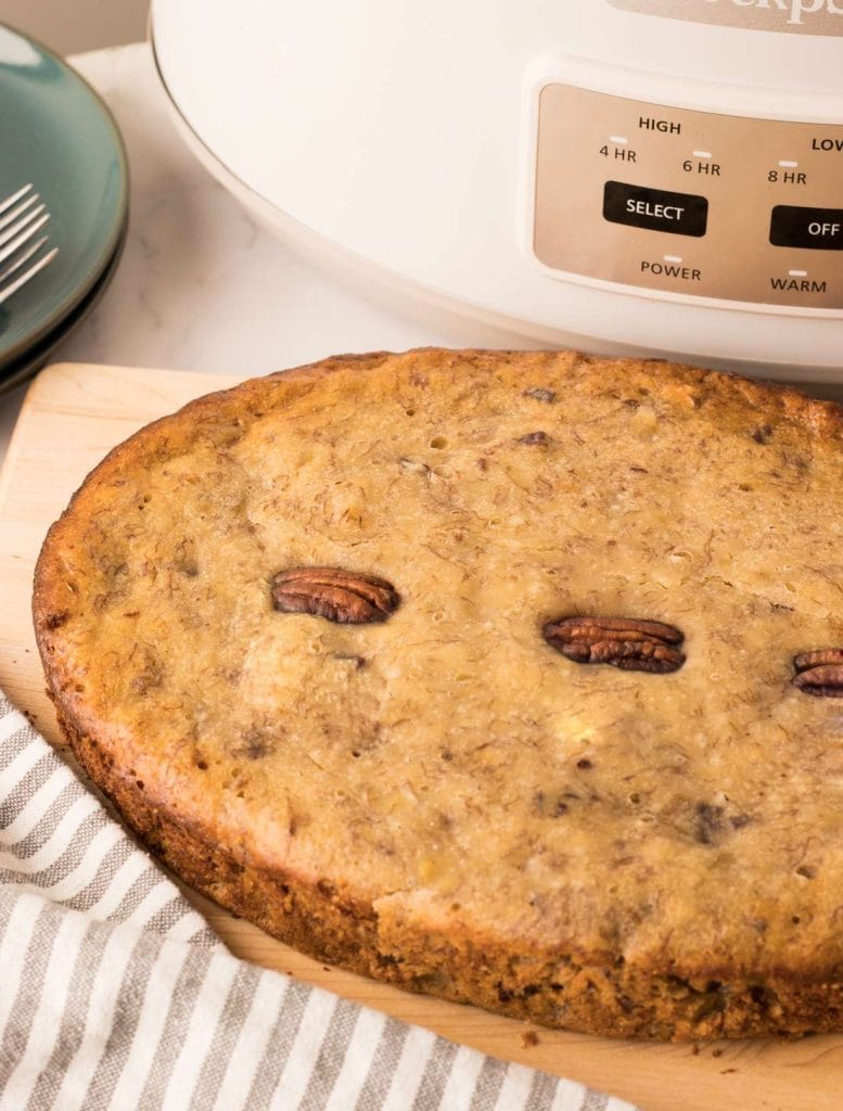 Pain aux bananes très moelleux cuit à la mijoteuse sur une planche de bois