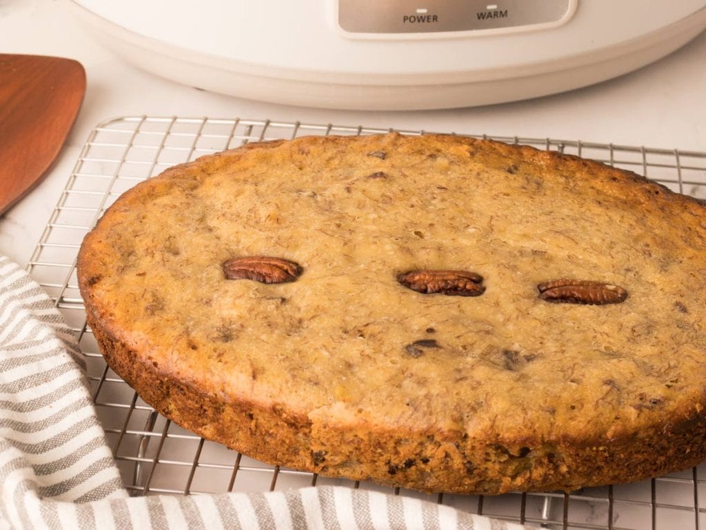 Le pain aux bananes refroidit sur une grille