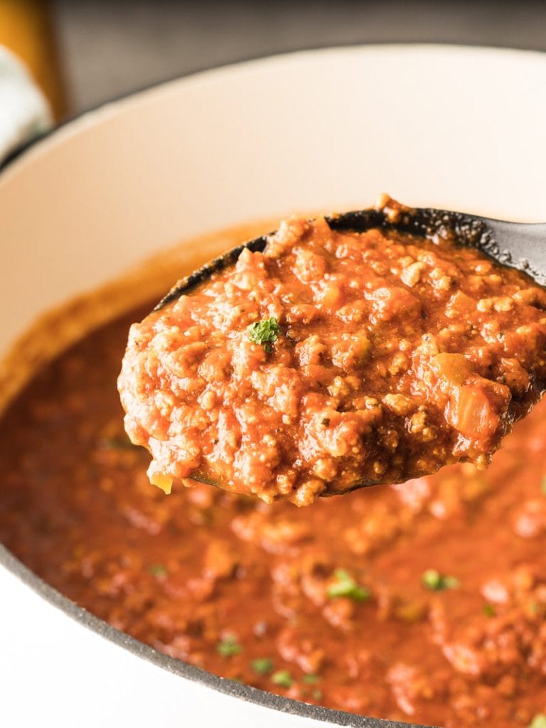 Grand chaudron de sauce à spaghetti